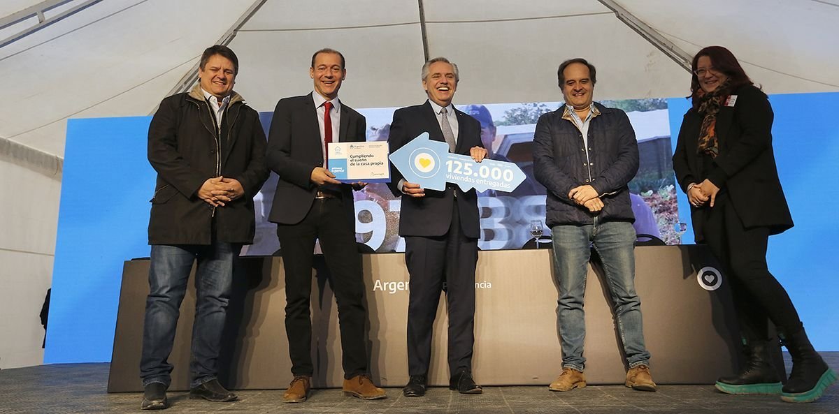 Alberto Fern&aacute;ndez entreg&oacute; 319 viviendas en Neuqu&eacute;n