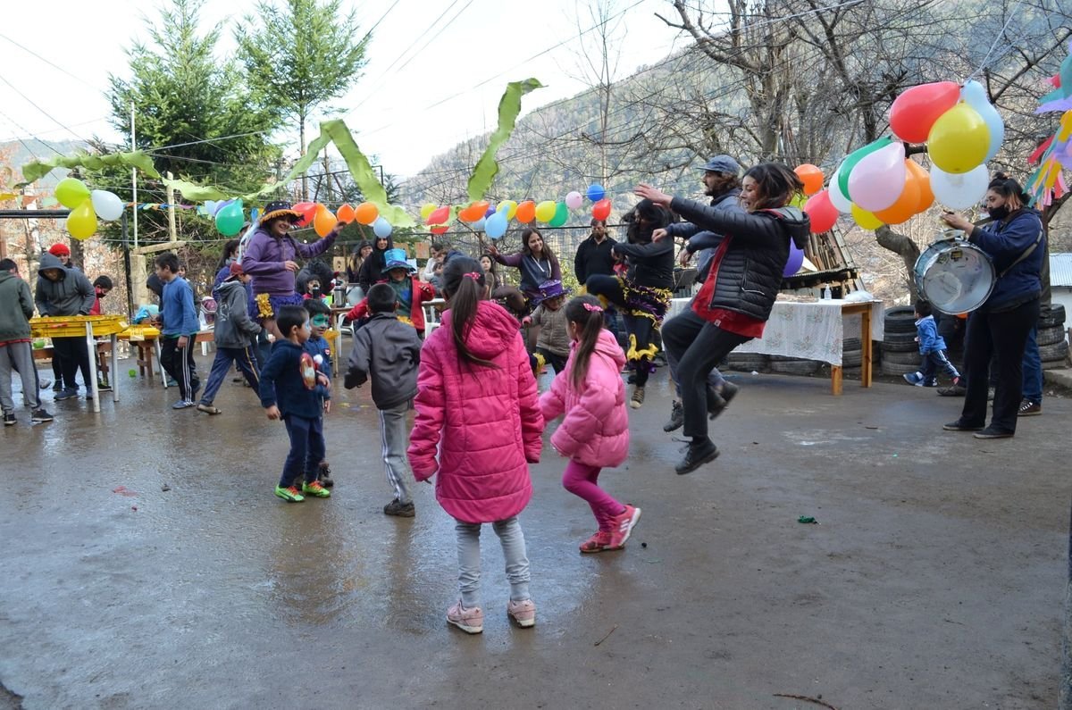 La organizaci&oacute;n Vientos de Libertad de San Mart&iacute;n de los Andes en otra actividad para ni&ntilde;os en La Ruca