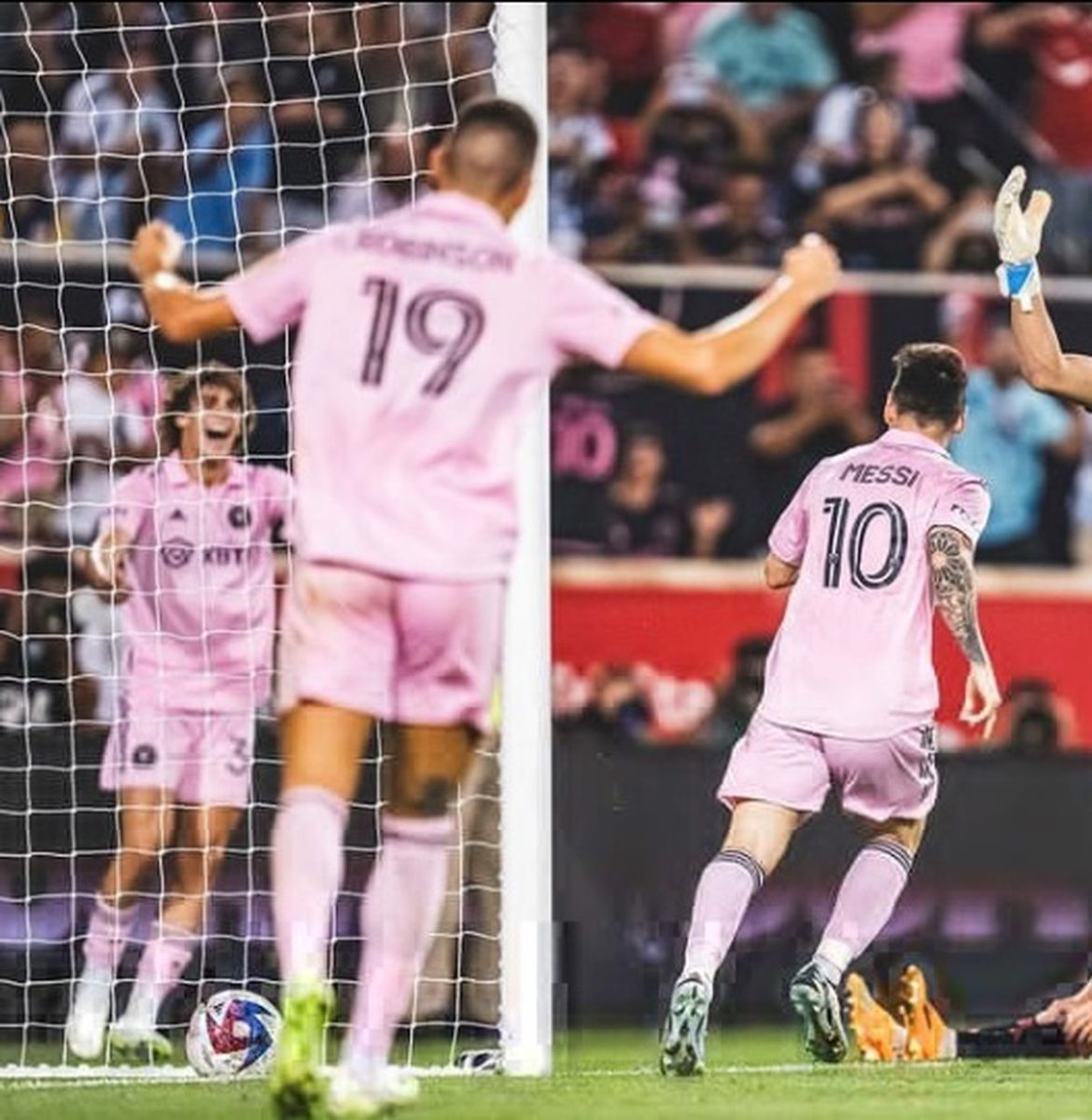 Lionel Messi, festejando su primer gol en la MLS.