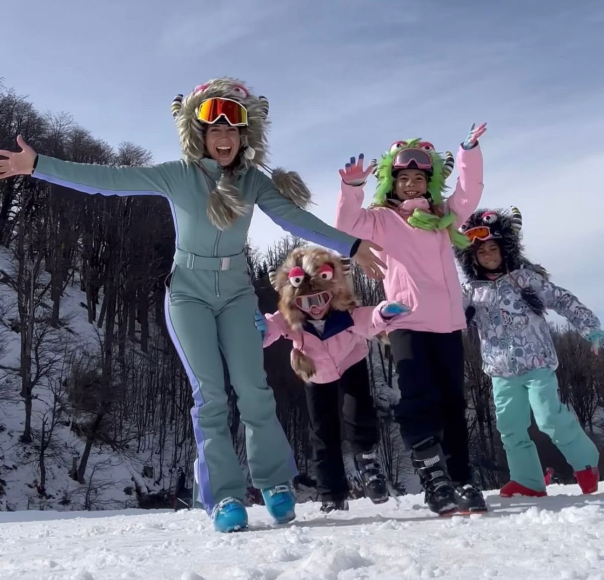 Cinthia Fern&aacute;ndez en Bariloche junto a sus hijas