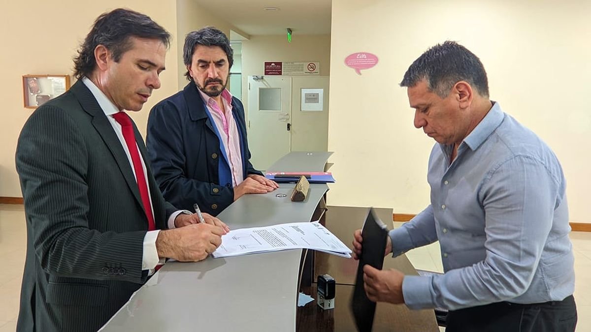 El intendente de San Mart&iacute;n de los Andes,&nbsp;Carlos Saloniti y el fiscal general Jos&eacute; Gerez presentaron el proyecto en la Legislatura de Neuqu&eacute;n en 2022.