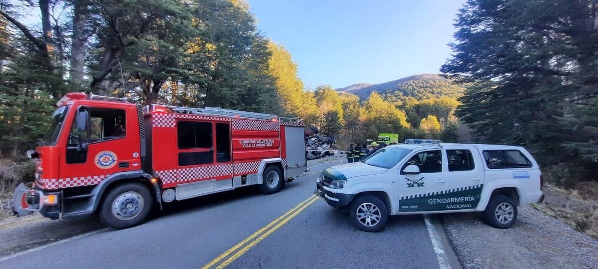 Bomberos de Angostura y Gendarmer&iacute;a chilena trabajaron para reestablecer el paso Cardenal Samor&eacute;.