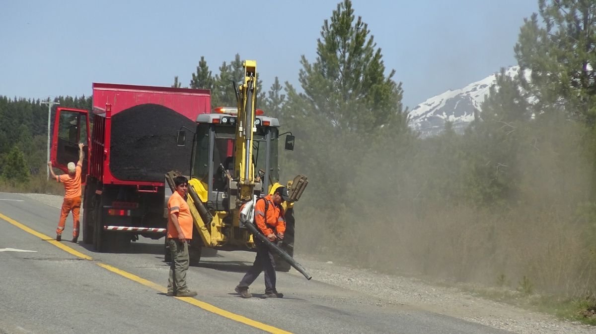 Trabajos de bacheo en la Ruta 40