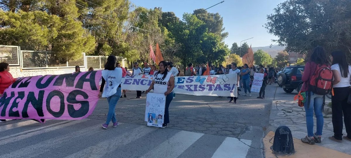 La comunidad de Buta Ranquil march&oacute; en pedido de justicia.&nbsp; Foto: Facebook Radio Chos Malal 102.1