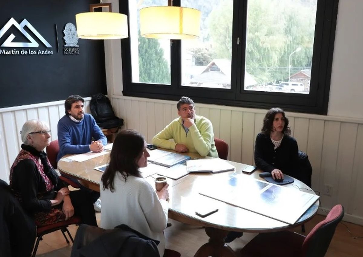 Reuni&oacute;n entre la Municipalidad de San Mart&iacute;n de los Andes y el COPADE Neuqu&eacute;n.