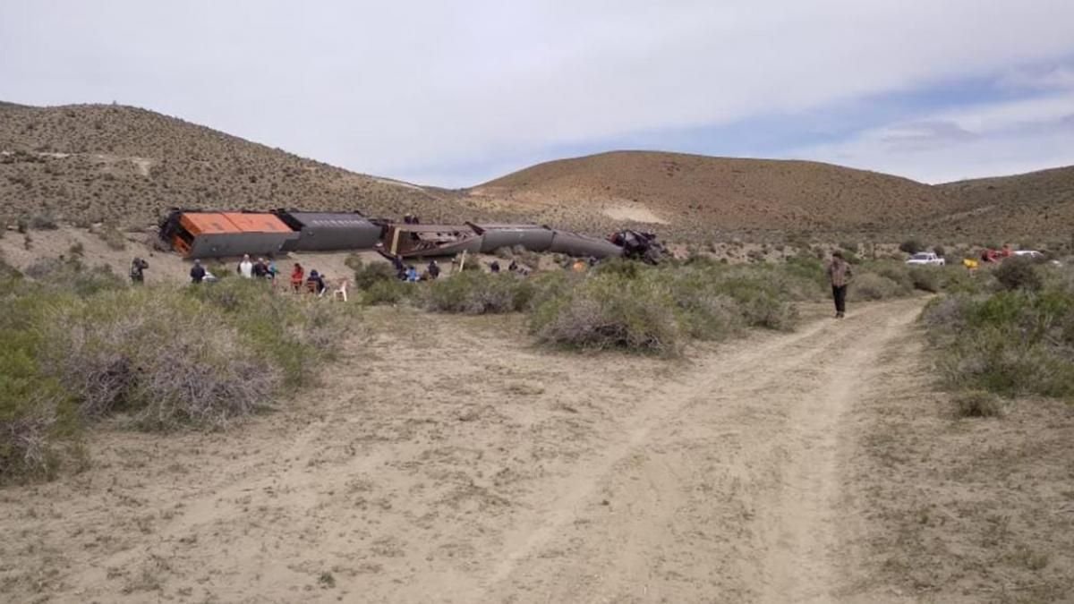 La Trochita, tras descarrilar ayer en R&iacute;o Negro.