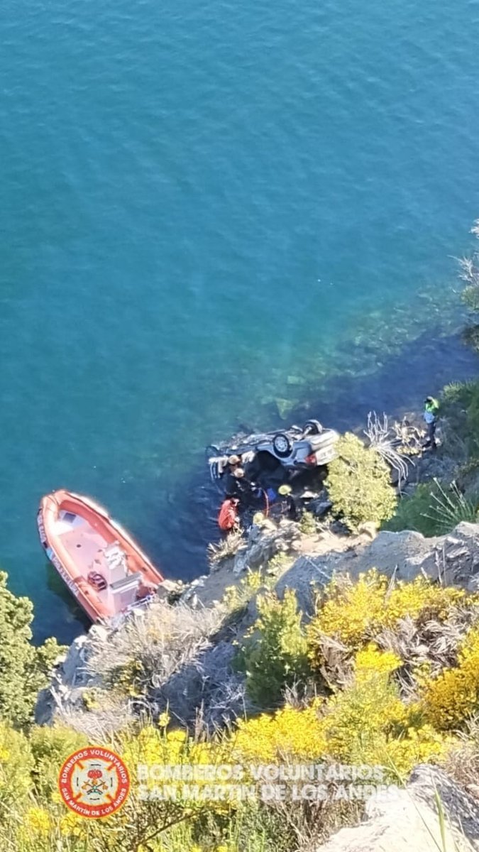 Autom&oacute;vil ca&iacute;do al Lago L&aacute;car tras incidente vial ocurrido en San Mart&iacute;n de los Andes.