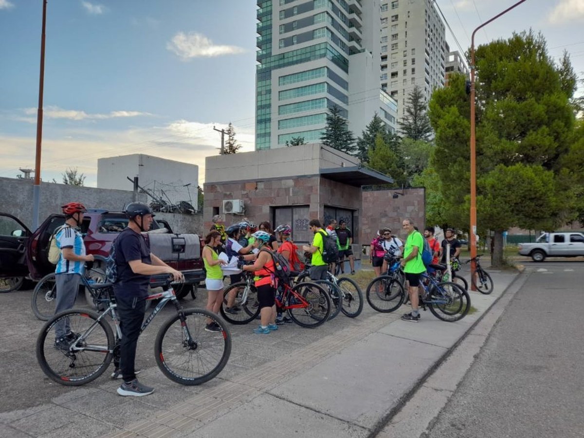Neuqu&eacute;n: ciclismo nocturno por la ciudad
