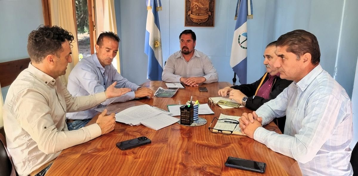 Reuni&oacute;n del ministro de gobierno neuquino con autoridades y referentes de Villa La Angostura.