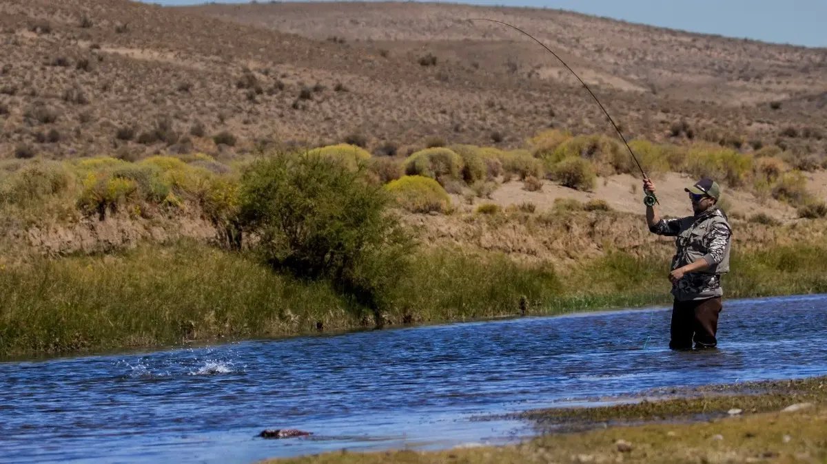 Pesca deportiva en R&iacute;o Negro: lugares permitidos y requisitos