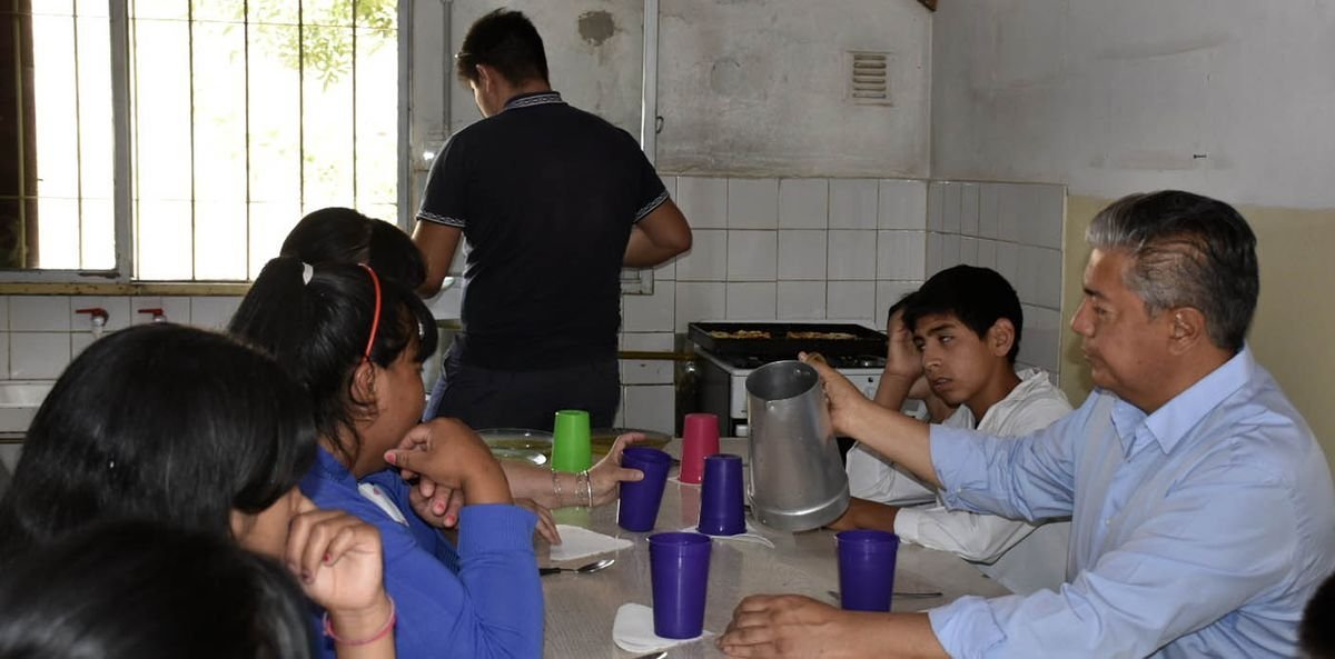 El gobernador de Neuqu&eacute;n, Rolando Figueroa, visit&oacute; una escuela de Catan Lil para continuar con la difusi&oacute;n del programa de becas.