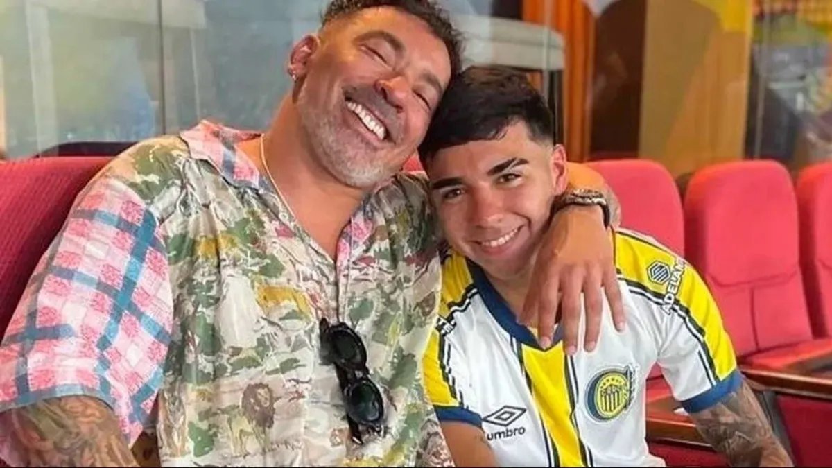 Ezequiel "El Pocho" Lavezzi, ex jugador de la Selecci&oacute;n Argentina, junto a su hijo.