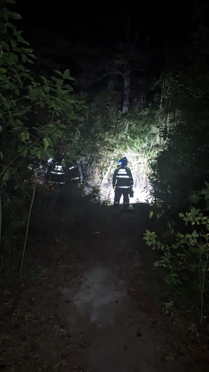 Bomberos de Angostura trabajando en el lugar.