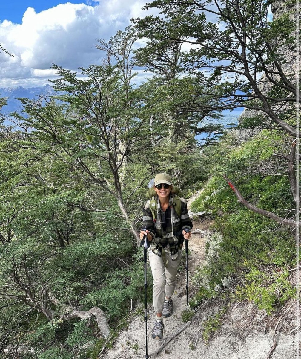 Juliana Awada de trekking en la monta&ntilde;a de Villa La Angostura