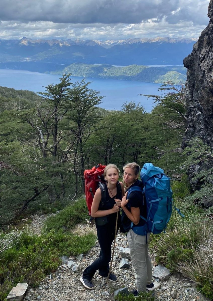 Carola del Bianco junto a su hija, de trekking en Villa La Angostura