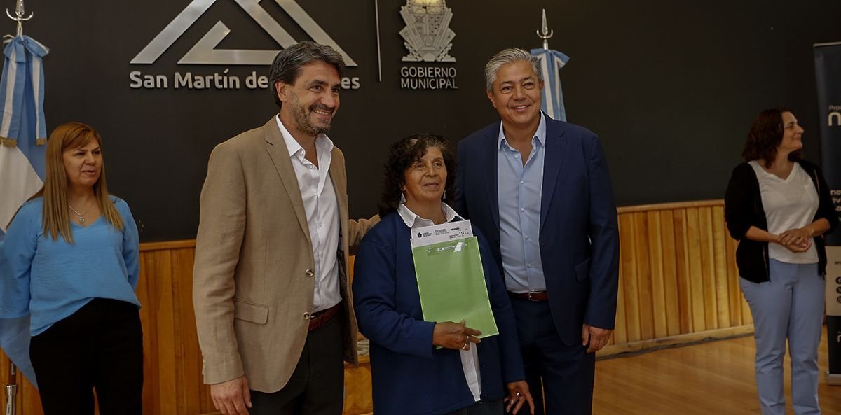 Rolando Figueroa entreg&oacute; 38 escrituras a vecinos de San Mart&iacute;n de los Andes