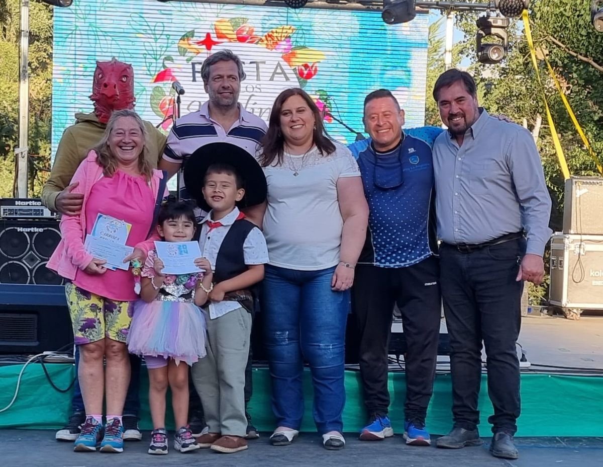 Vecinos de Angostura disfrutando la Fiesta Nacional de los jardines.