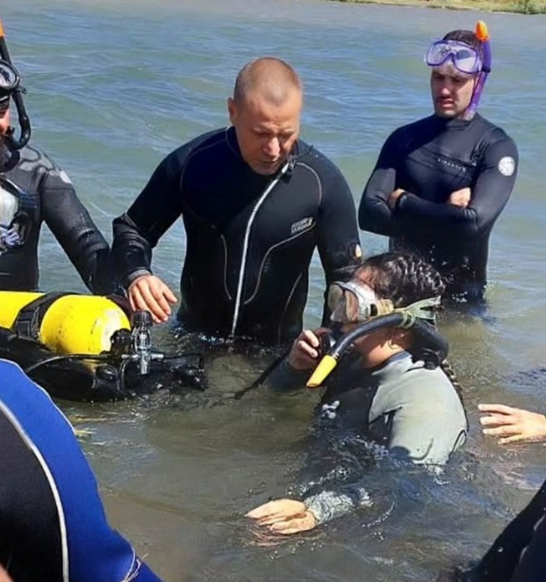 Bomberos de San Mart&iacute;n de los Andes realizaron curso de buceo en la localidad de Centenario.