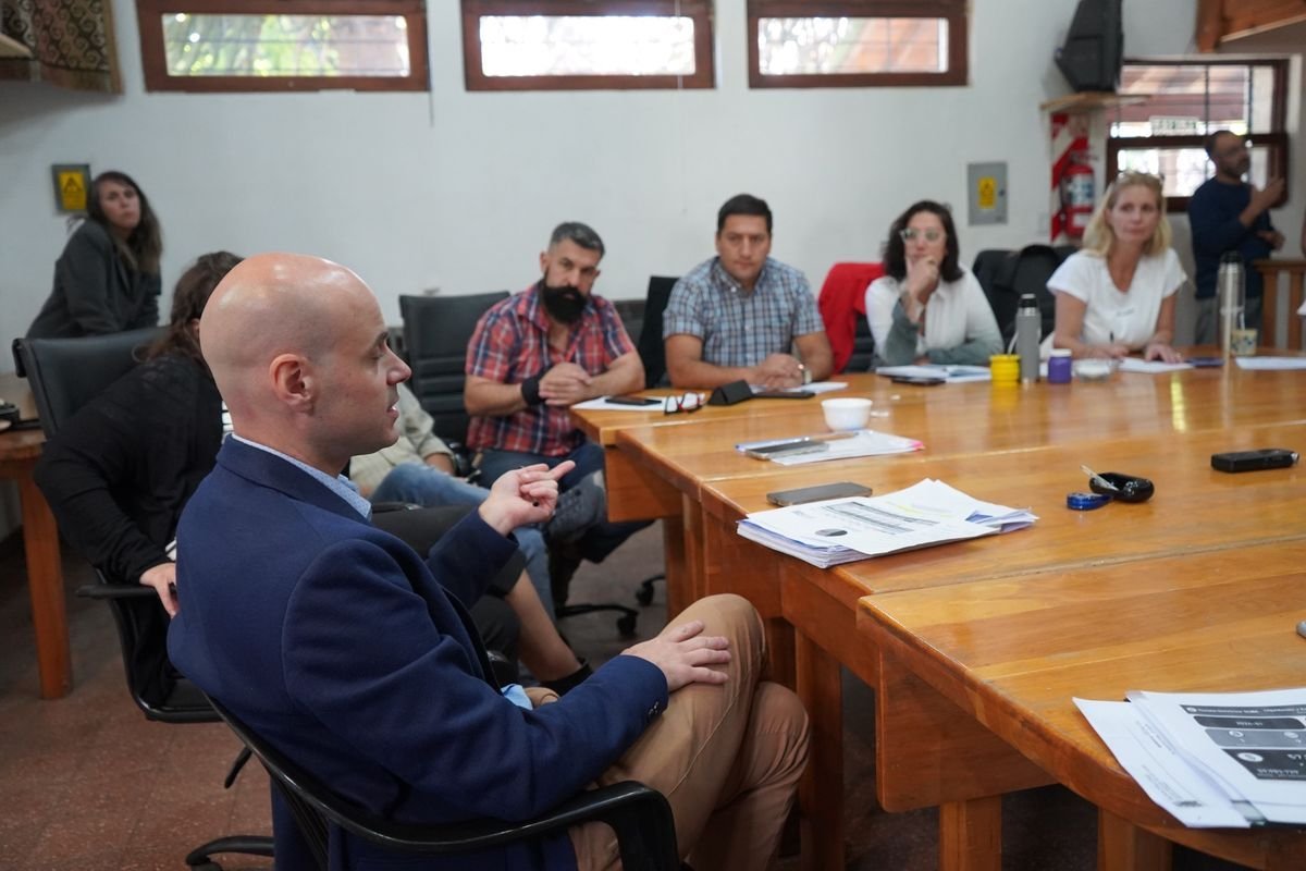 Mat&iacute;as Consoli, secretario de econom&iacute;a de San Mart&iacute;n de los Andes, reunido junto a Concejales.