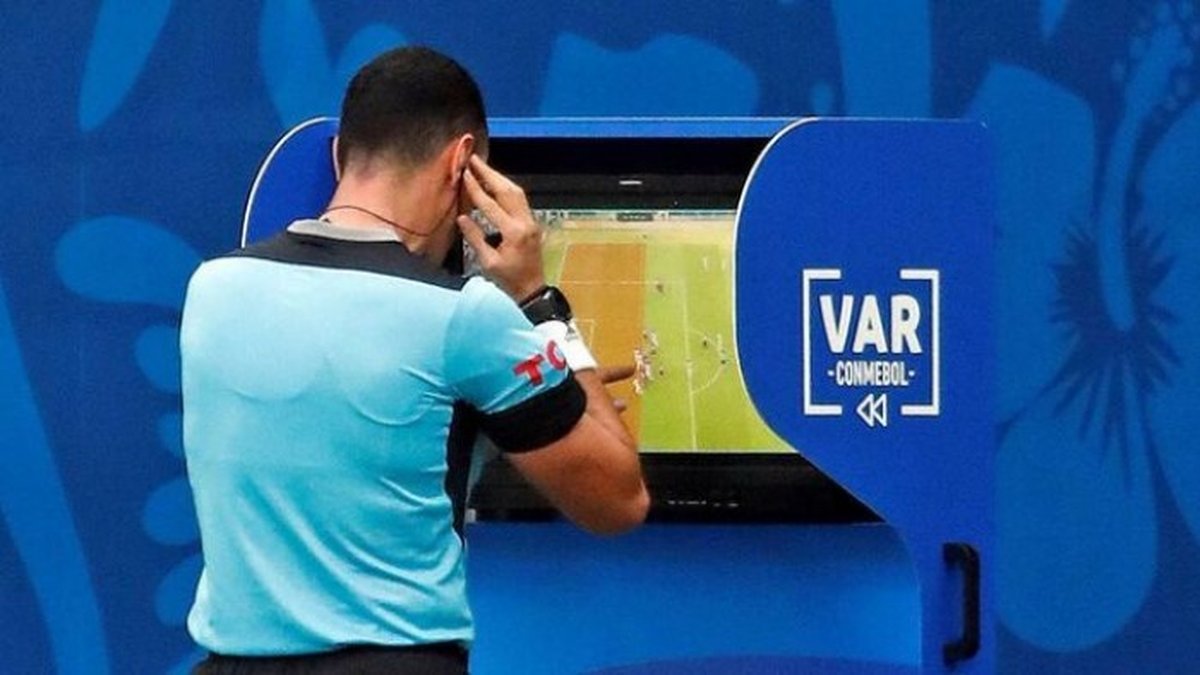 VAR en el f&uacute;tbol sudamericano. Foto: Conmebol.
