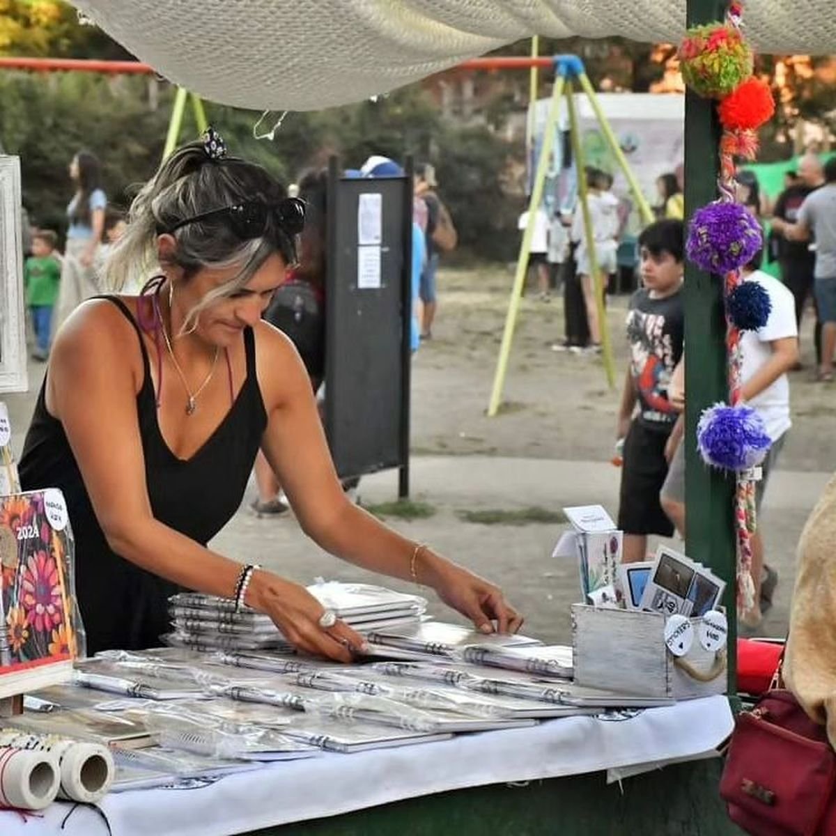 Descubr&iacute; el emprendimiento de encuadernaci&oacute;n artesanal de Villa La Angostura.
