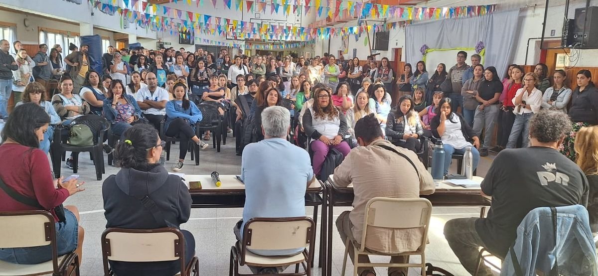 Asamblea docente realizada ayer en la escuela 104 de Villa La Angostura.