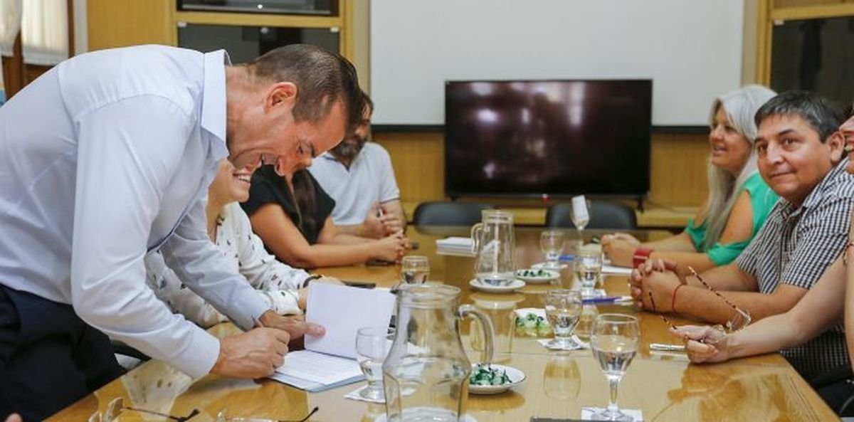 Autoridades del gobierno de Neuqu&eacute;n y ATE firmaron el incremento salarial para el a&ntilde;o 2024.