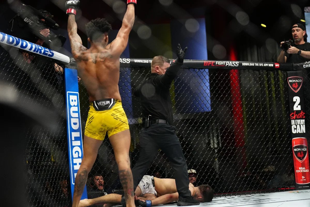 Nocaut en UFC. Foto: Jeff Bottari, Zuffa LLC.