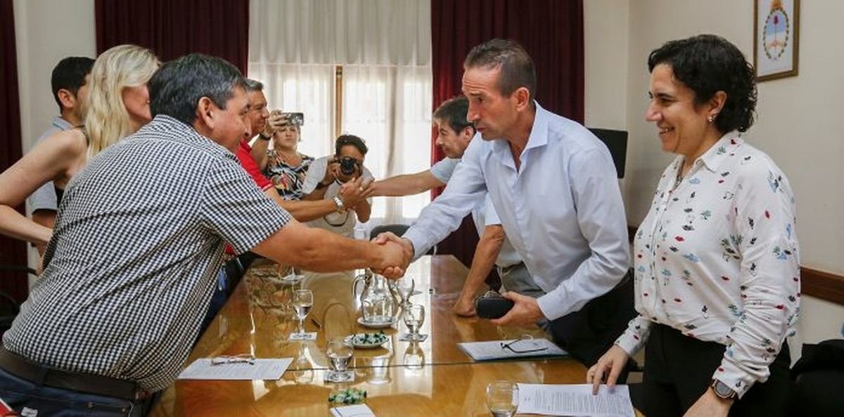 El gobierno de Neuqu&eacute;n y ATE d&iacute;as atr&aacute;s finalizando las negociaciones en las que establecieron como ser&aacute;n los aumentos.