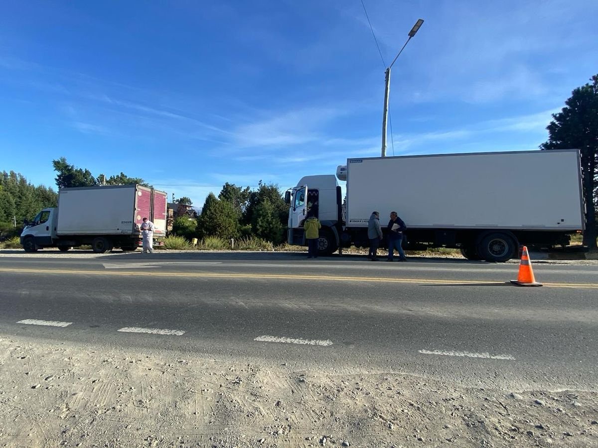 Operativo de verificaci&oacute;n de documentaci&oacute;n y mercader&iacute;a de los camiones que ingresaban a Bariloche