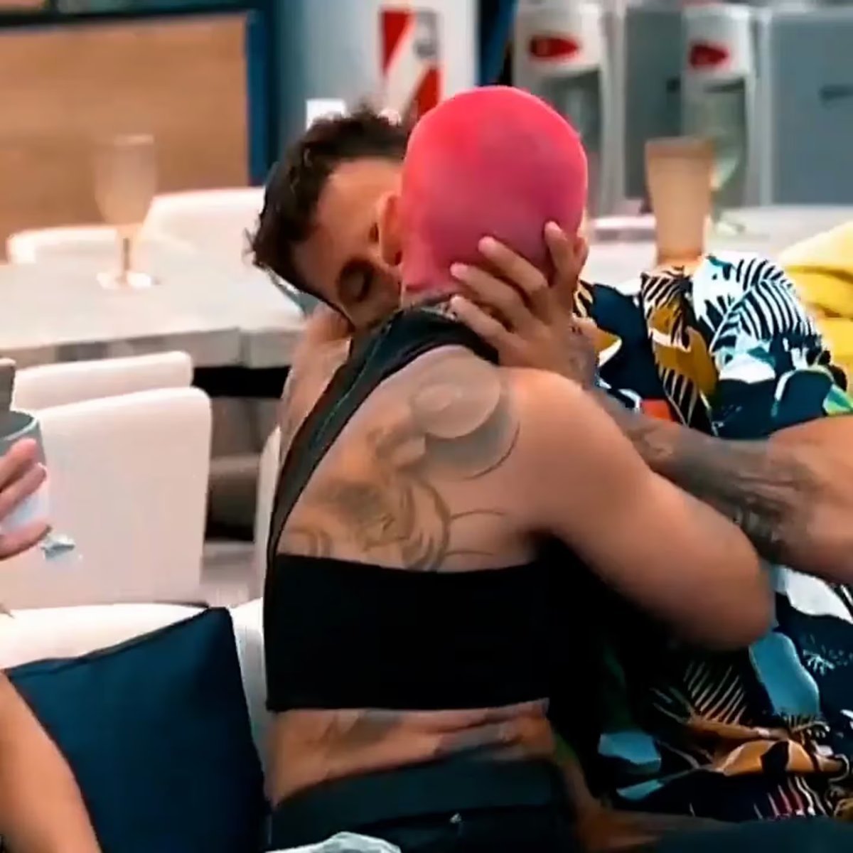 Televisi&oacute;n: la noche de hot de Gran Hermano: besos, juego del hielo y m&aacute;s.