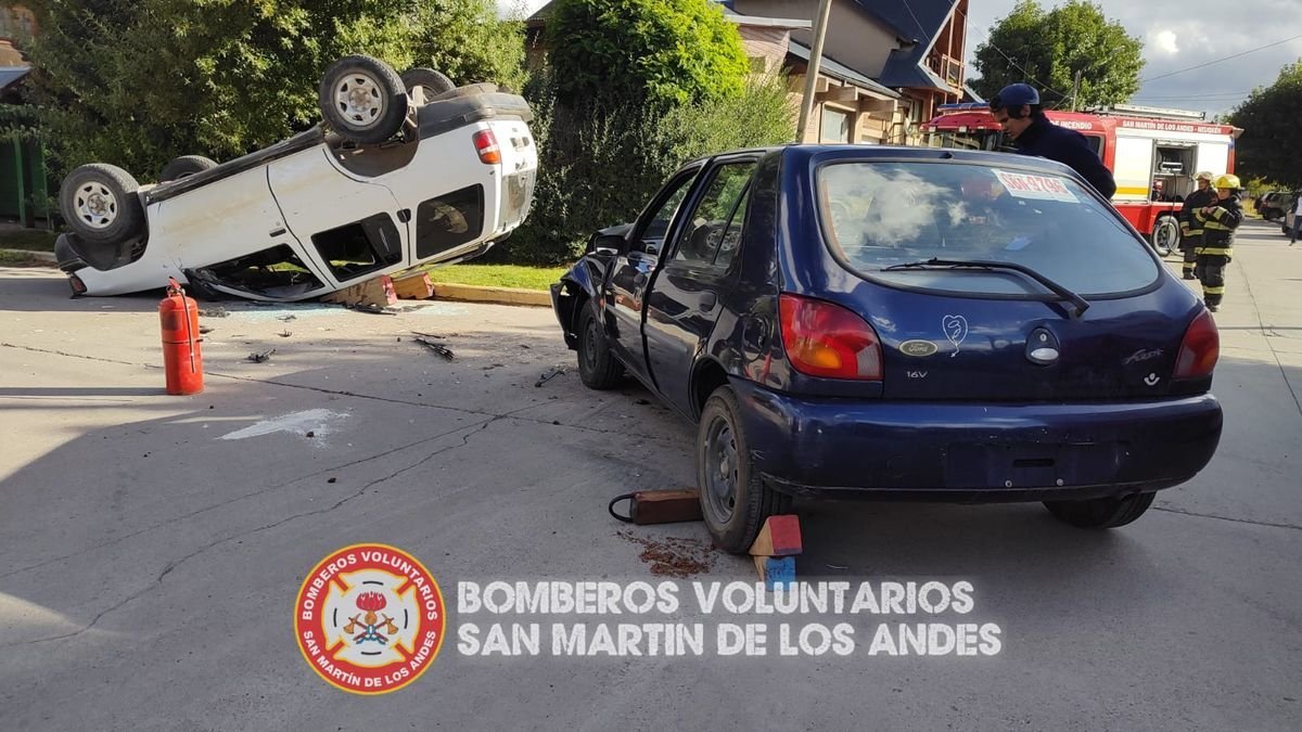 Los veh&iacute;culos, luego del incidente vial en San Mart&iacute;n de los Andes.