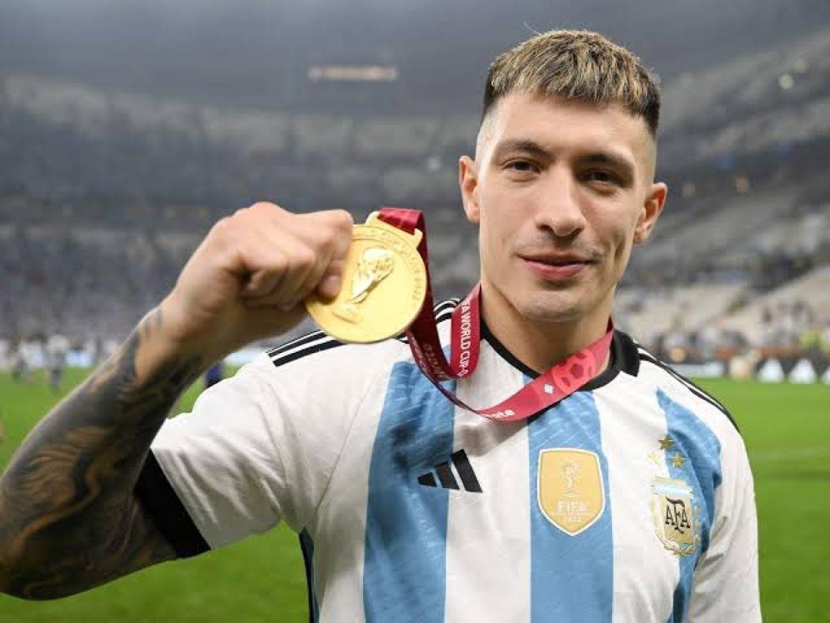 Lisandro Mart&iacute;nez, campe&oacute;n del mundo con la Selecci&oacute;n Argentina.