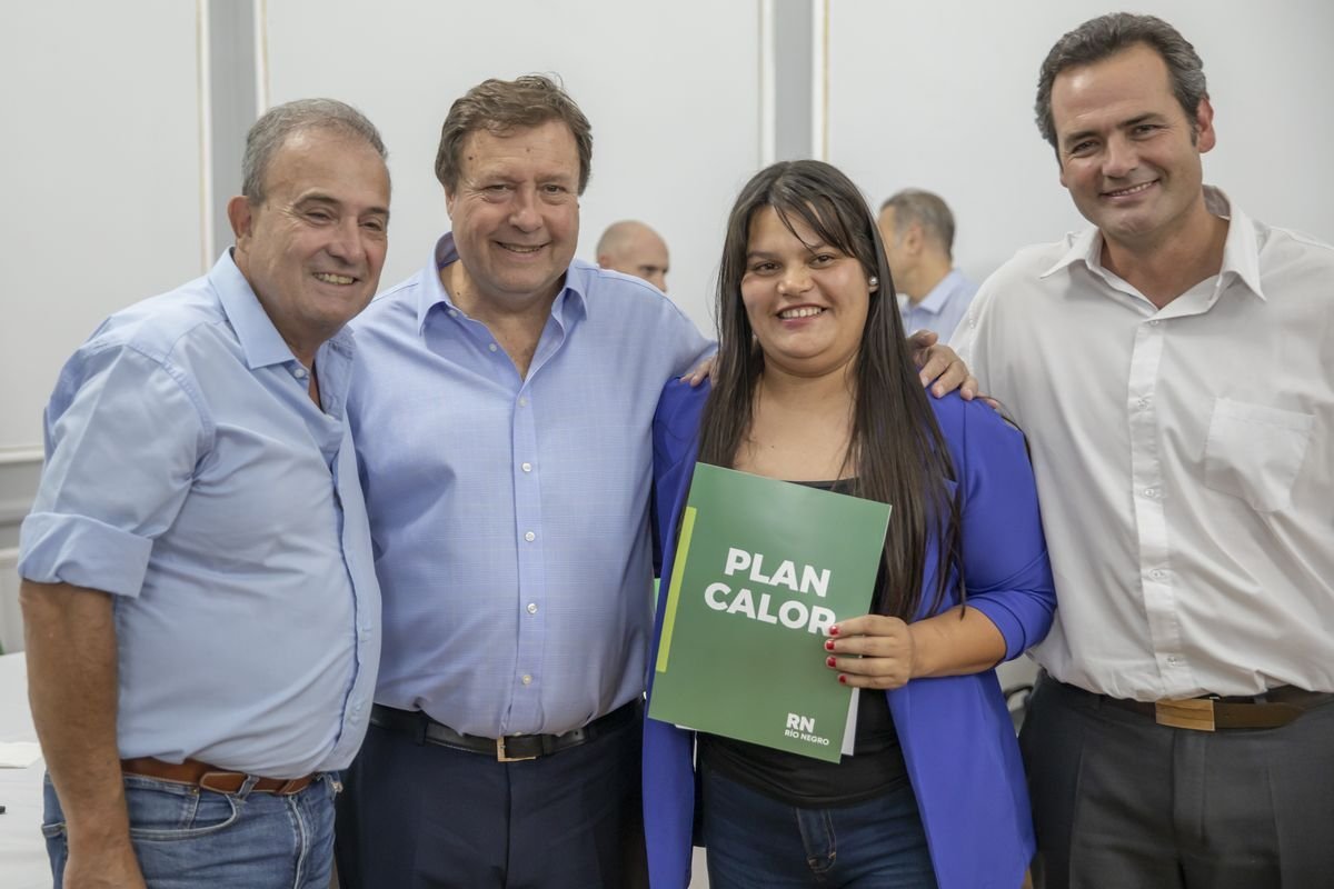 El gobernador de R&iacute;o Negro, Alberto Weretilneck, en la firma del convenio que reglamenta el Plan Calor 2024.