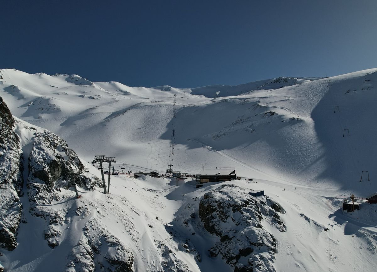 El centro de esqu&iacute; La Hoya, radiante, ofrece promociones en su preventa de entradas a turistas para el invierno.