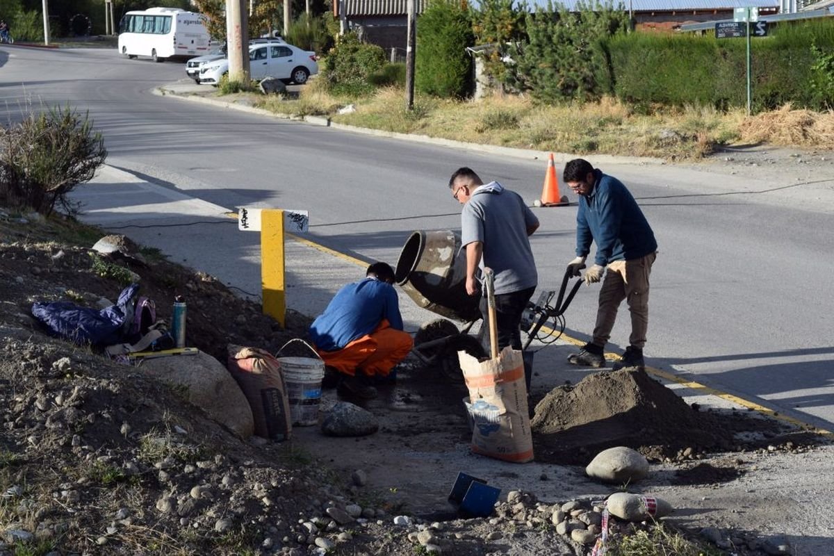 Personal municipal de Bariloche contin&uacute;a con las obras y avanza en la construcci&oacute;n de refugios del TUP.