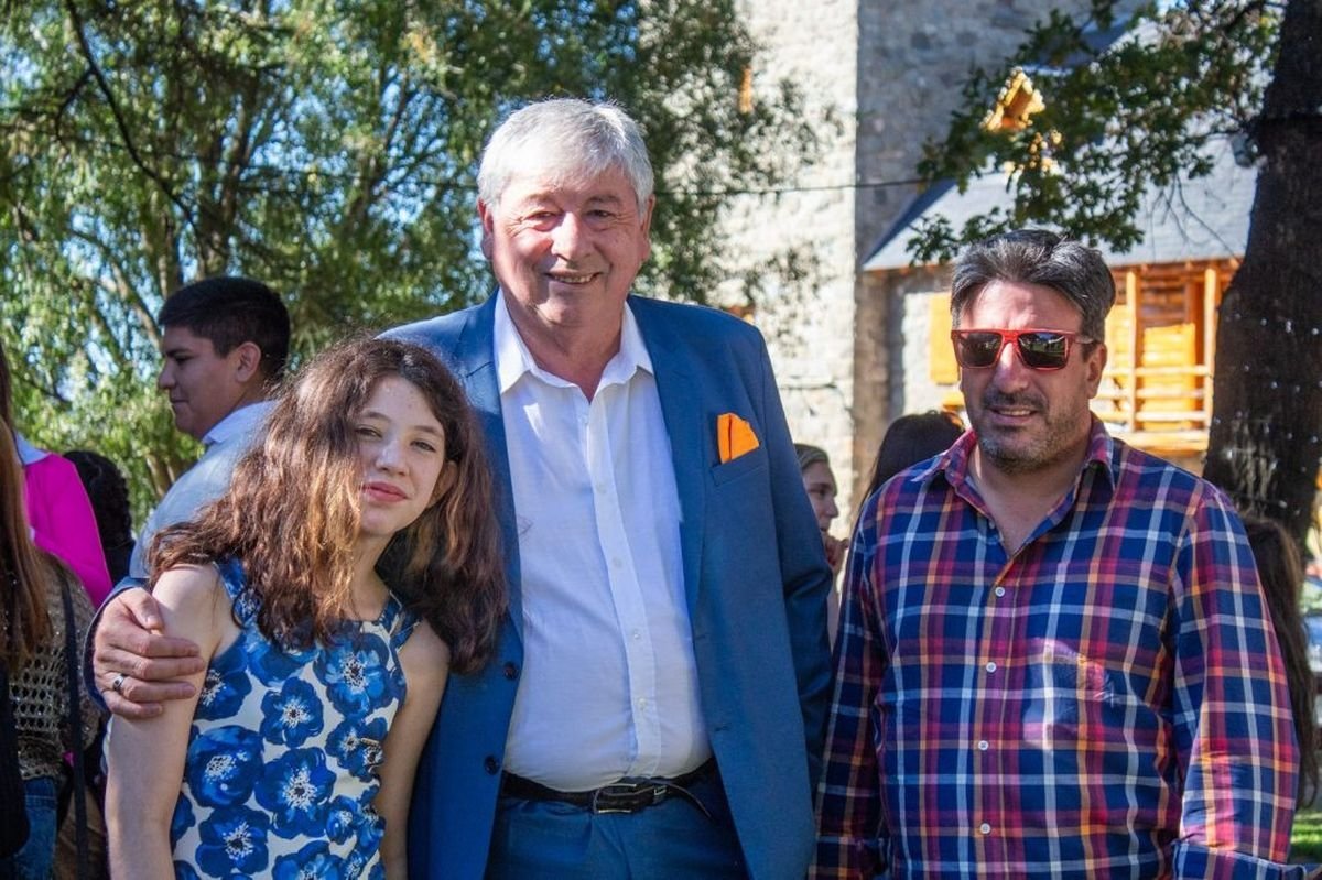 El intendente de Bariloche, Cort&eacute;z, presente con turistas y residentes en el inicio de la Fiesta del Chocolate.