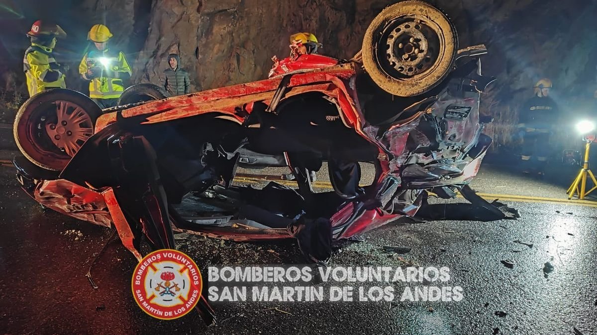 El veh&iacute;culo luego de sufrir el incidente vial en San Mart&iacute;n de los Andes.