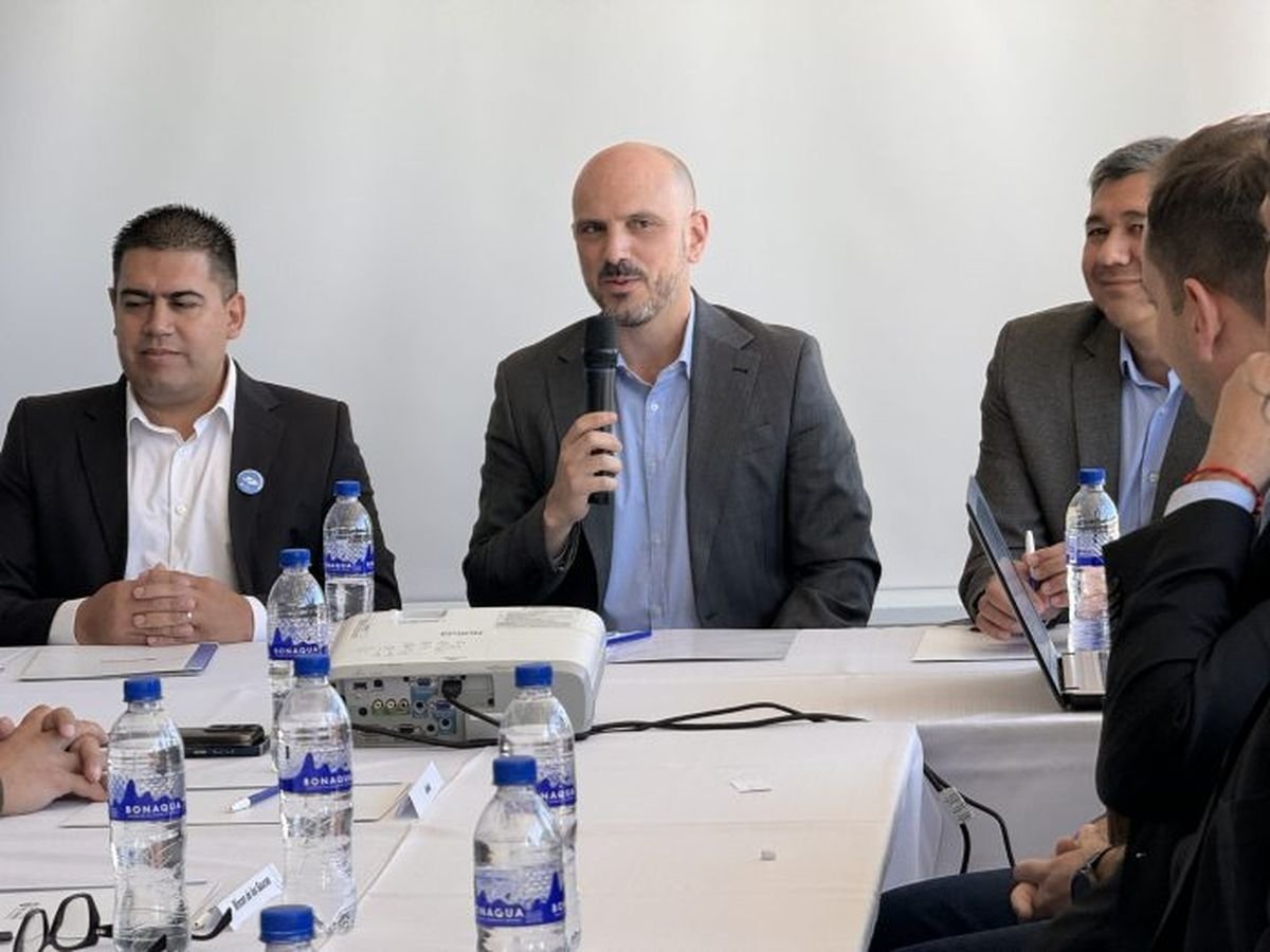 El ministro de gabinete de Neuqu&eacute;n dando inicio al plan provincial de regionalizaci&oacute;n.