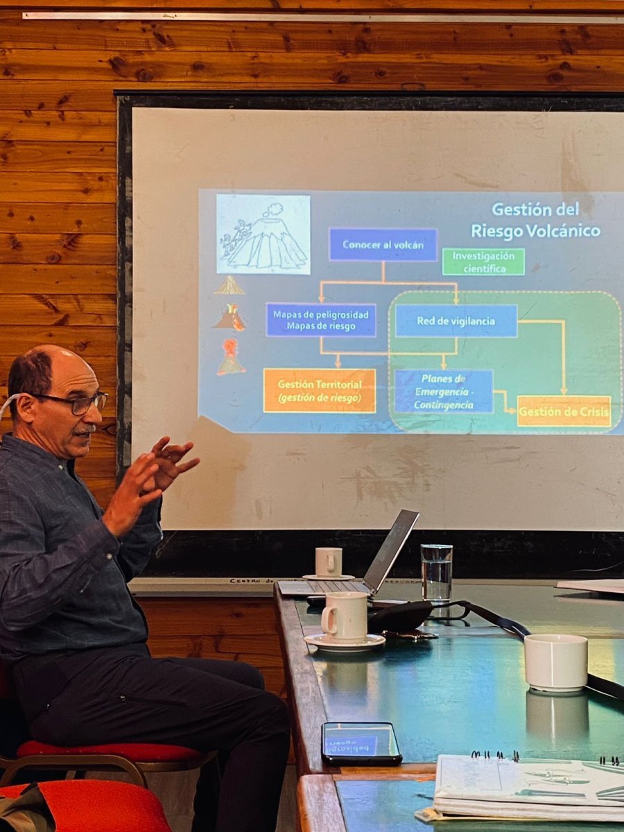 El vulcan&oacute;logo Gustavo Villarosa explicando la situaci&oacute;n del Puyehue y las posibles consecuencias para Villa La Angostura.