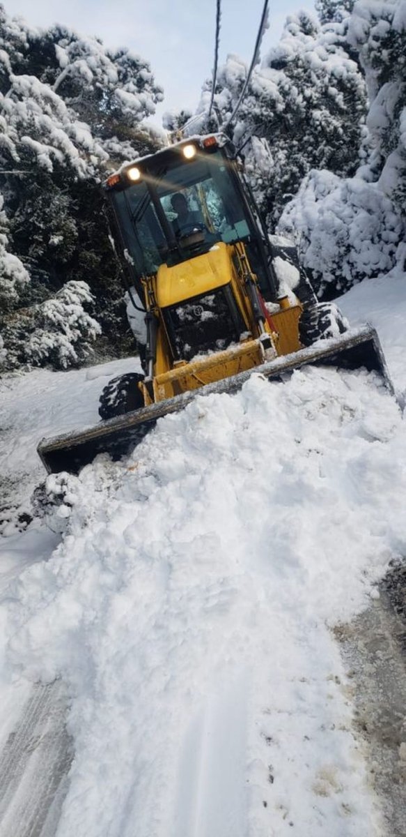 El municipio de Bariloche trabaja para mitigar el impacto del temporal de nieve.