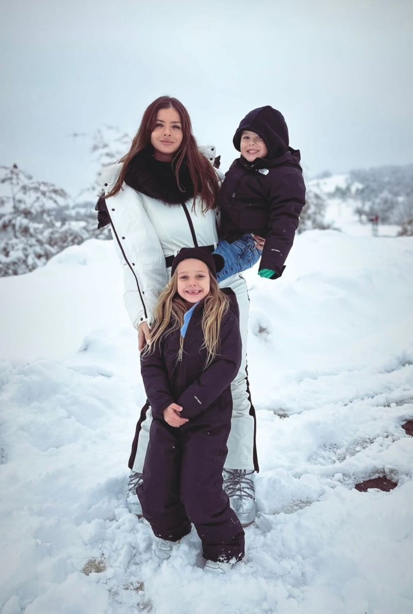 La China Su&aacute;rez junto a sus hijos disfruta de la nieve en San Mart&iacute;n de los Andes