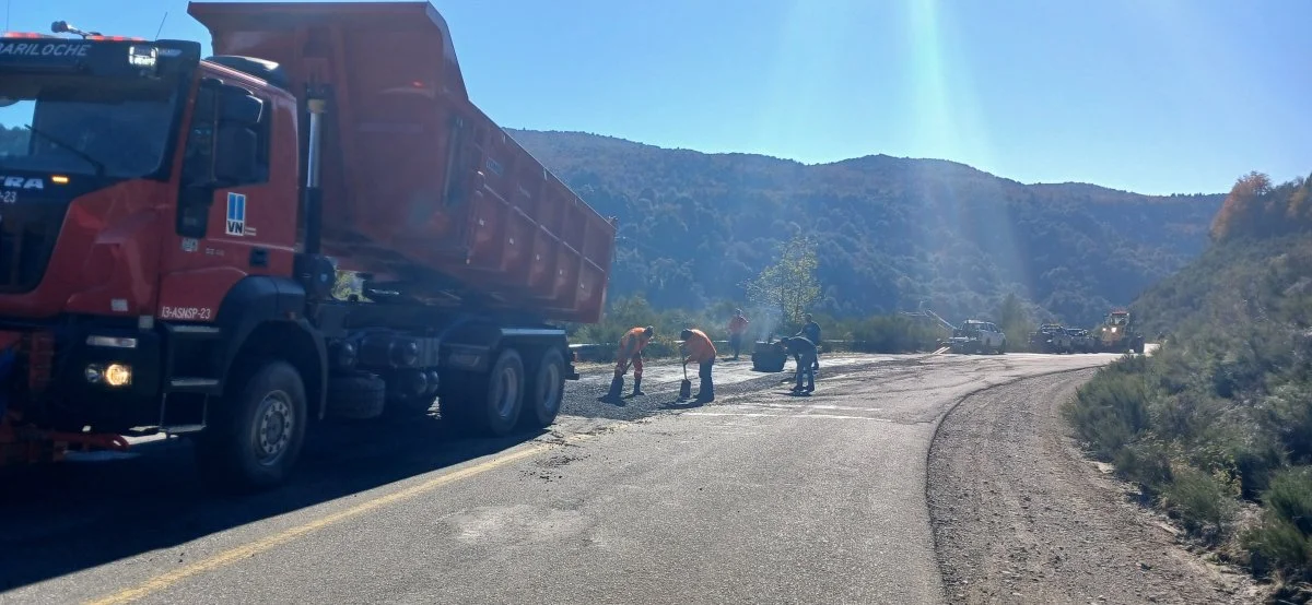 Tareas de bacheo de la Ruta 40 entre Bariloche y El Bolsón | Diario 7 lagos