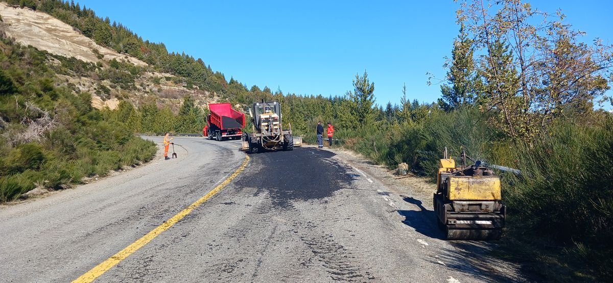 Tareas de bacheo de la Ruta 40 entre Bariloche y El Bols&oacute;n