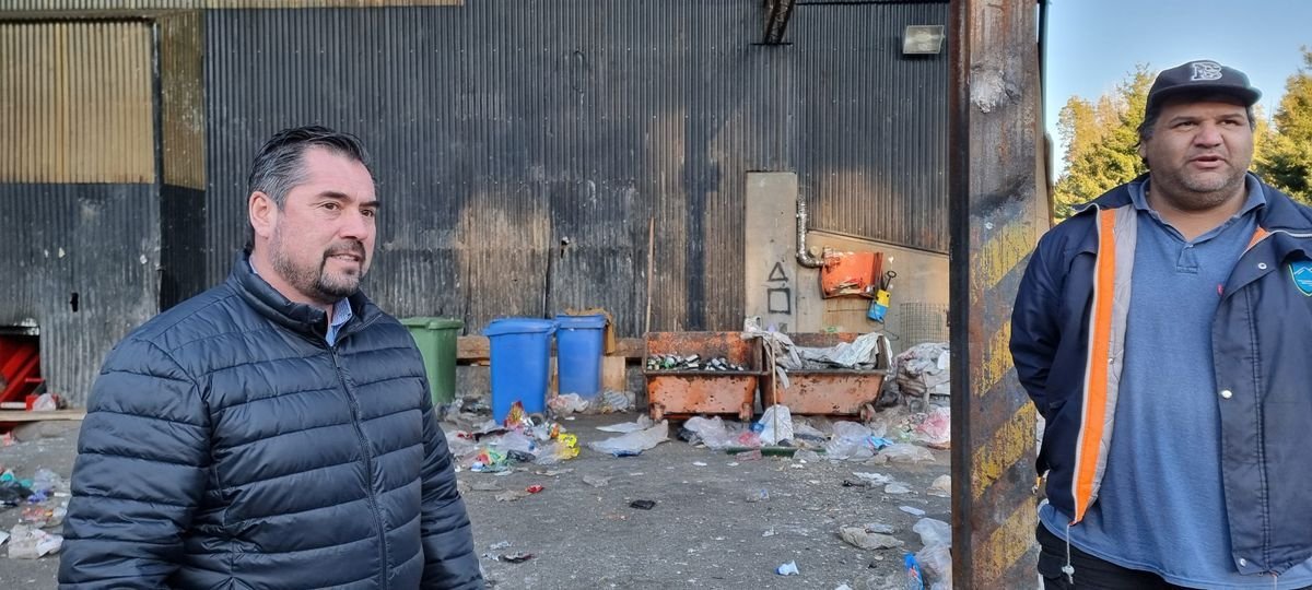 El intendente de Angostura, Javier Murer, presente en la planta de recolecci&oacute;n de residuos para garantizar el correcto funcionamiento tras el paro.