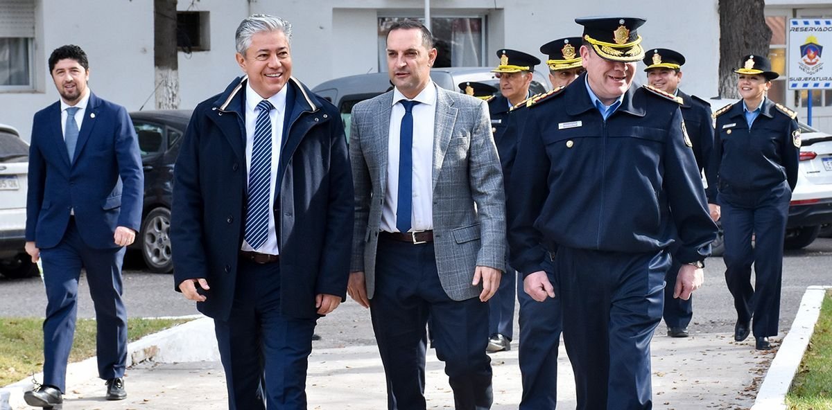 Las autoridades de Neuqu&eacute;n, presentes en la entrega del nuevo equipamiento a la polic&iacute;a neuquina.
