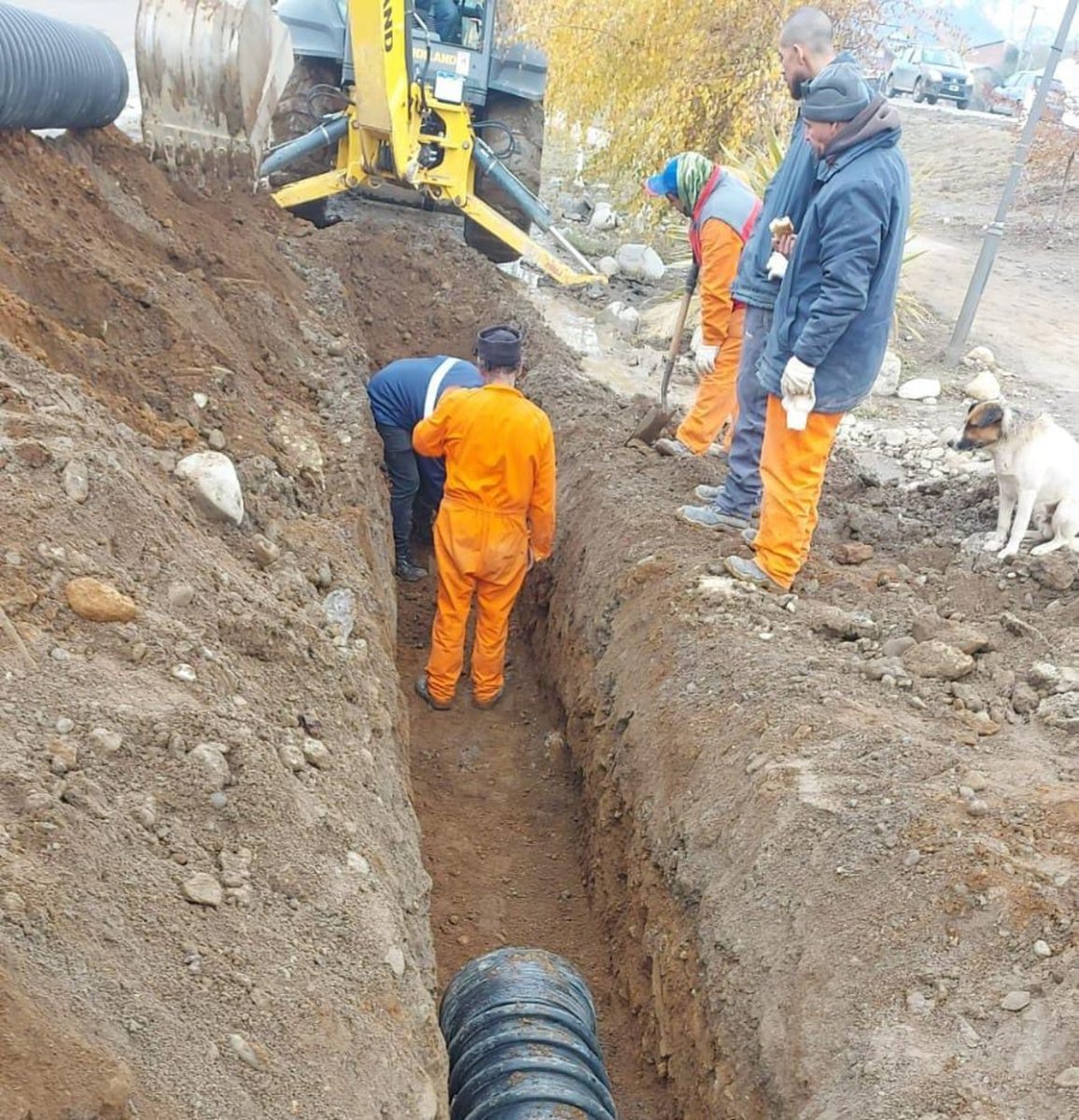 Personal de servicios p&uacute;blicos de Bariloche trabajando en la finalizaci&oacute;n de las obras.