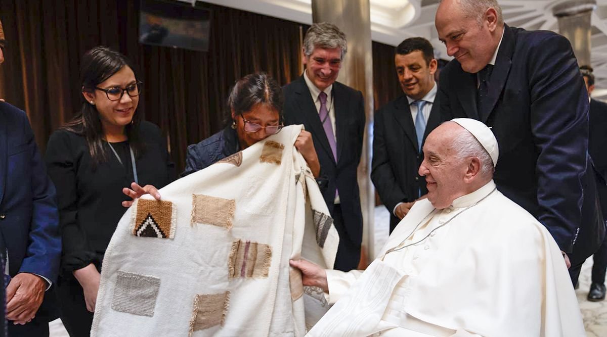 Una artesana de Jun&iacute;n de los Andes confeccion&oacute; parte del manto obsequiado al Papa Francisco