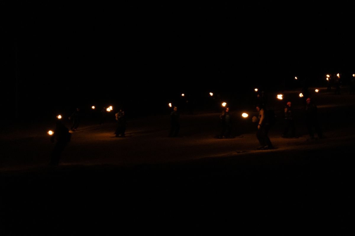 Primera bajada de antorchas en el Cerro Bayo
