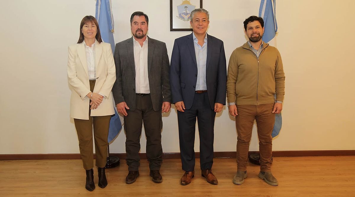 Figueroa firm&oacute; el convenio para una obra de asfalto en Villa La Angostura